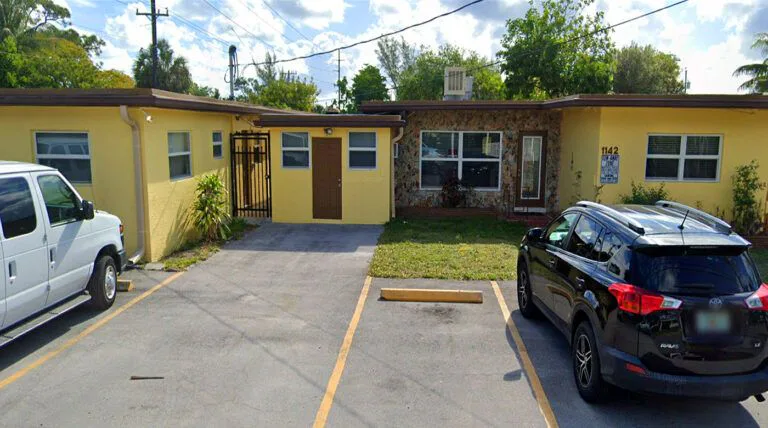 Avon Manor photo 3