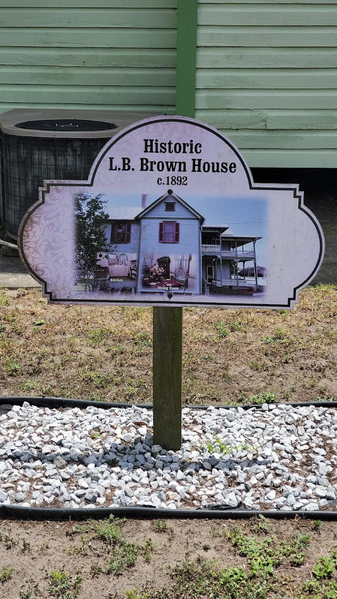 Brown House (The) photo 2